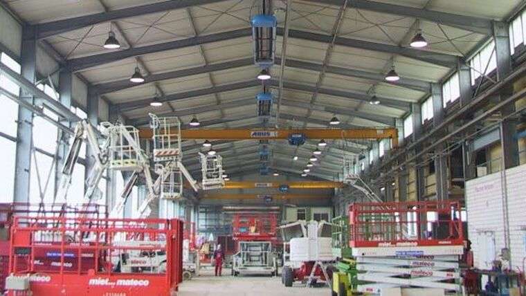Beheizte hohe Industriehalle mit Arbeitsbühnen