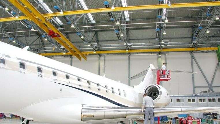 Flugzeughangar beheizt durch OPTIMA plus Hallenheizungen der Firma KÜBLER Energiesparende Hallenheizungen