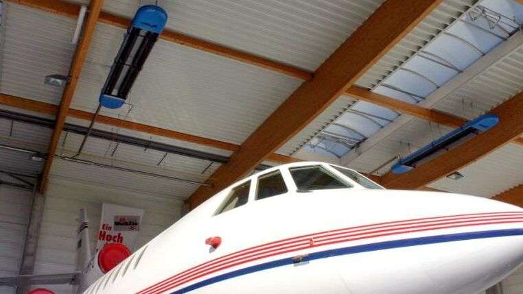 Flugzeughangar beheizt durch OPTIMA plus Hallenheizungen der Firma KÜBLER Energiesparende Hallenheizungen