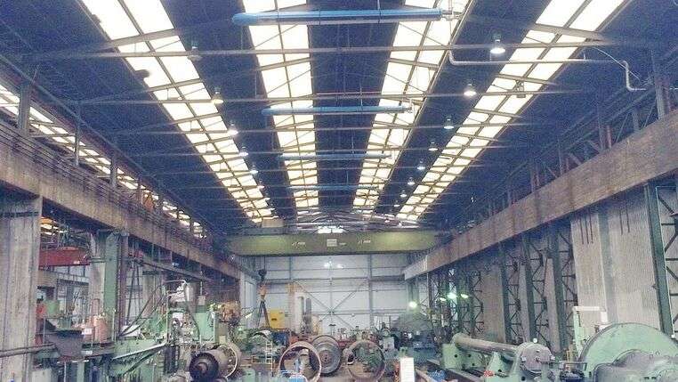 Metallbau Halle ausgestattet mit blauen OPTIMA plus Dunkelstrahlern