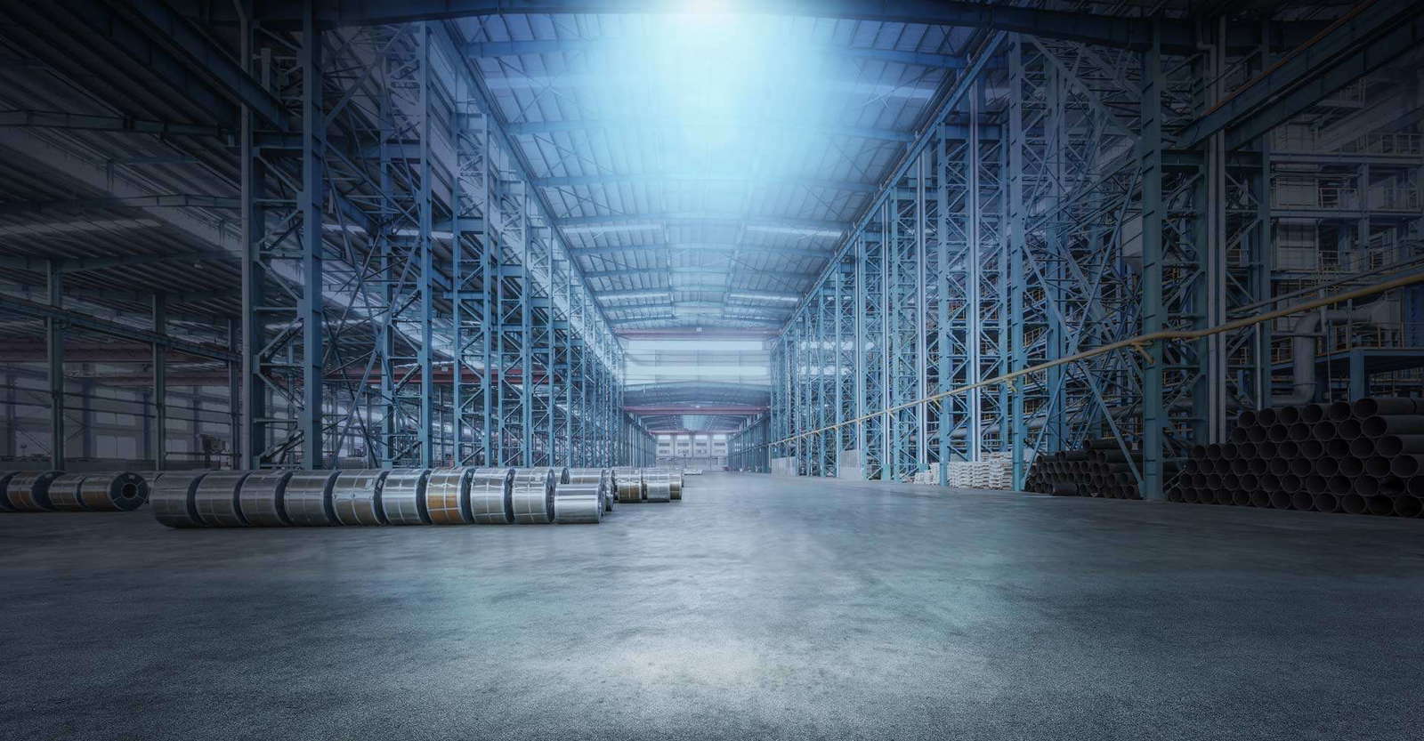 Moderne Industriehalle mit Stahlrohren.