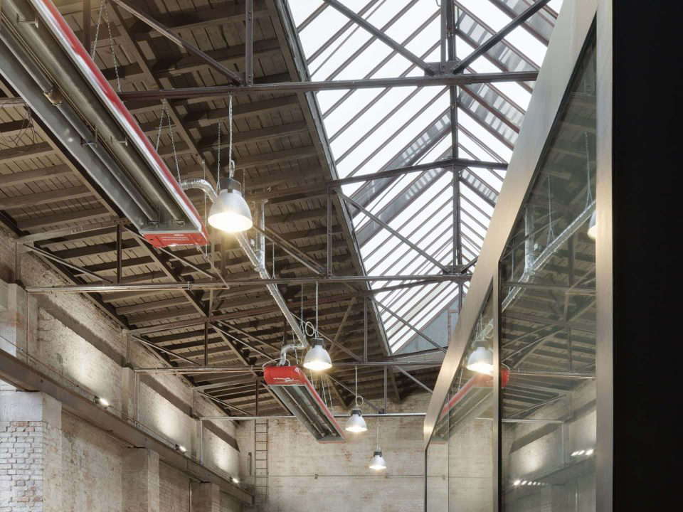 Промышленный лофт с мансардными окнами и освещением