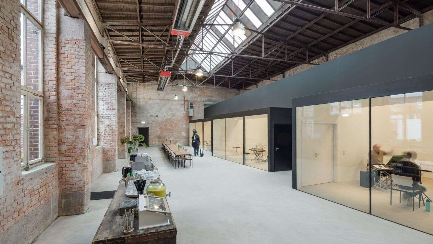 Modern umgestaltete Loft-Bürofläche