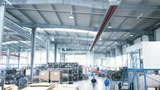 Logistikhalle, ausgestattet mit KÜBLER Thermoline Dunkelstrahler