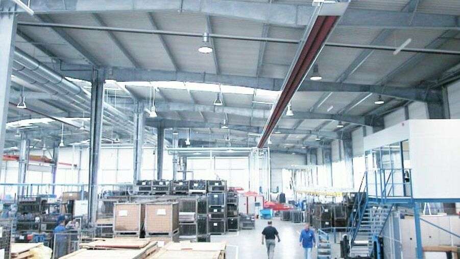 Logistikhalle, ausgestattet mit KÜBLER Thermoline Dunkelstrahler