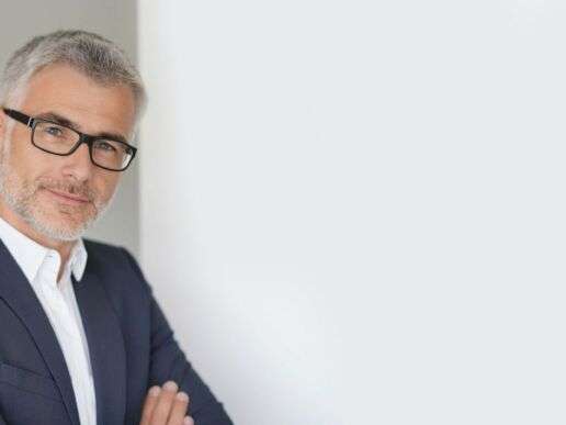 Selbstbewusster Geschäftsmann mit Brille.