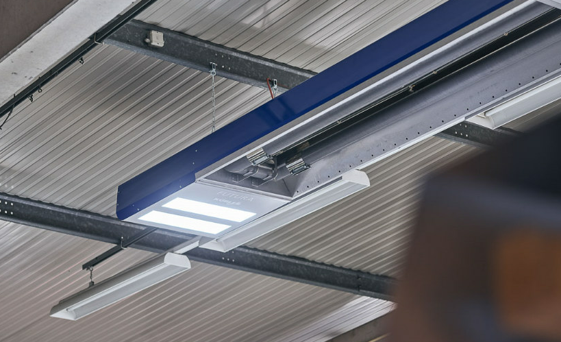 Industrihall med takbelysning og klimaanlegg.