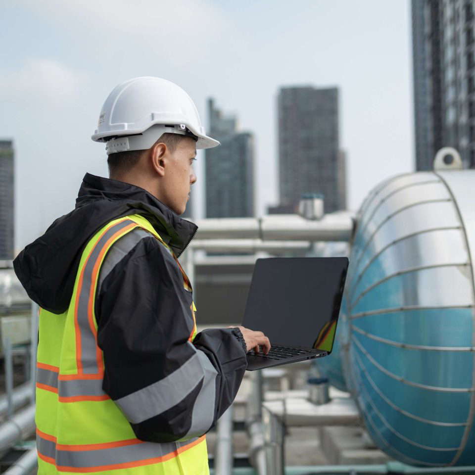 Bauingenieur mit Laptop auf Baustelle