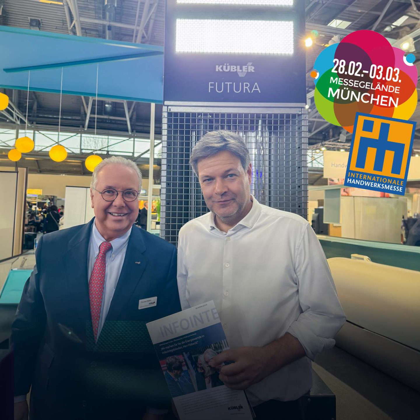 Két férfi a müncheni kézműves vásáron.