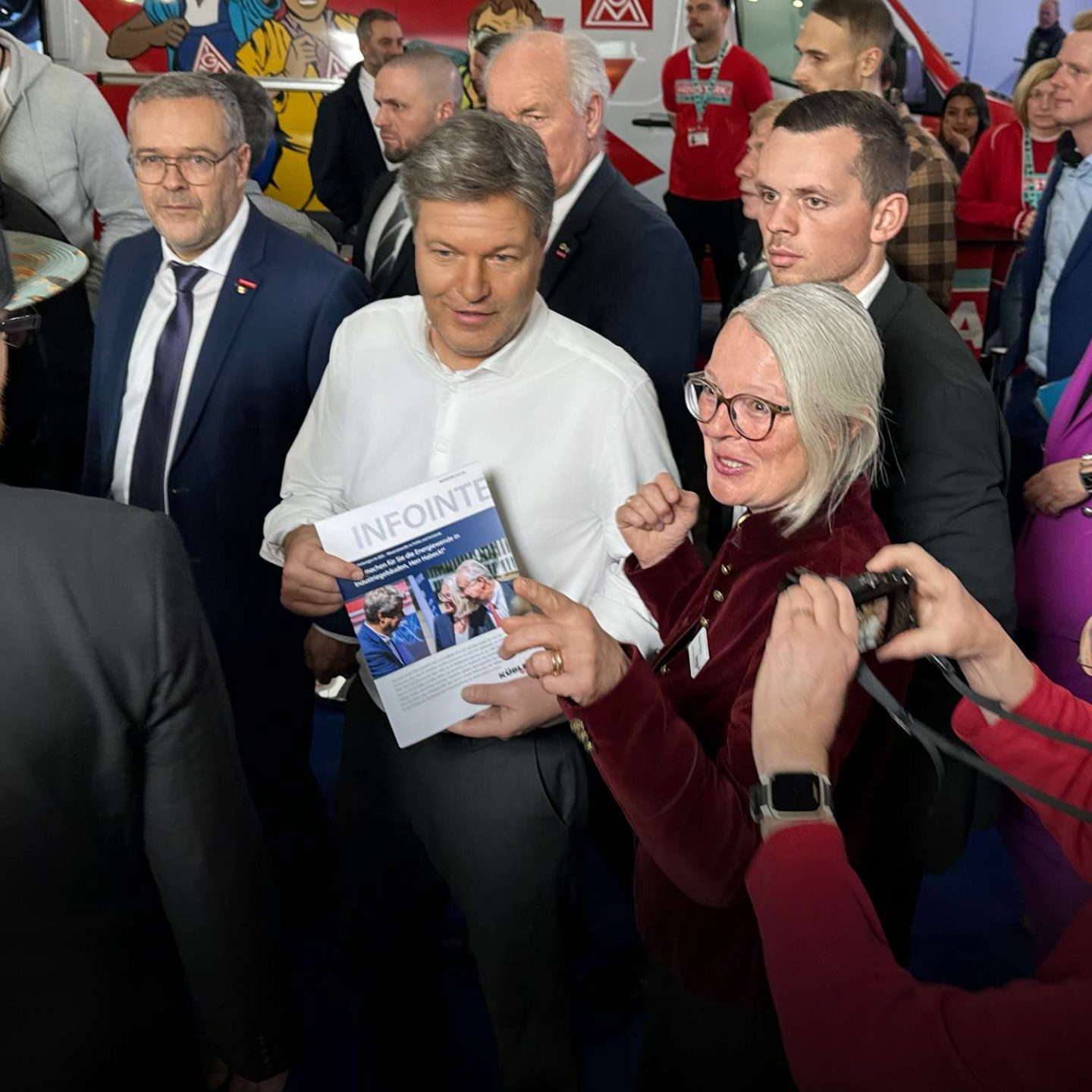 Tömeg a rendezvényen magazinnal.