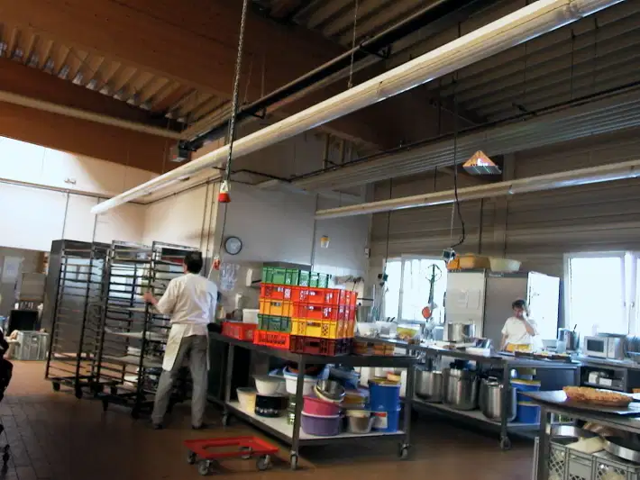 Große professionelle Restaurantküche mit Personal.