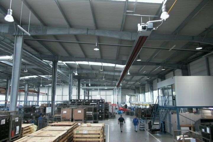 Innenansicht einer Industriehalle mit Laufkran.