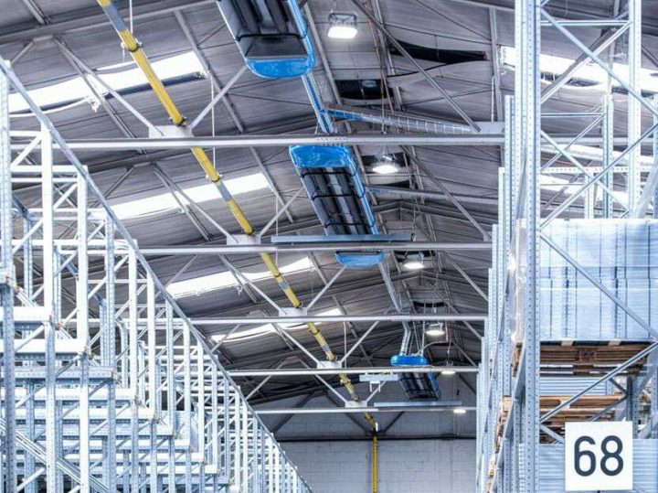 Innenansicht eines modernen Lagers.