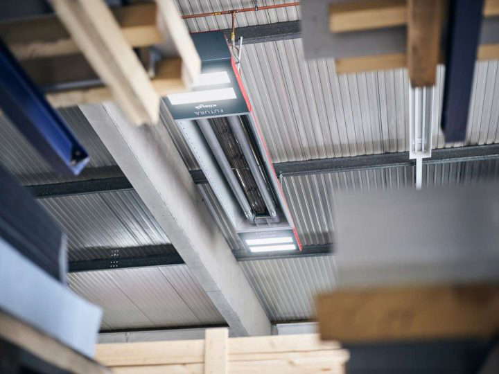 Industrielager mit Oberlicht und Metallkonstruktion.