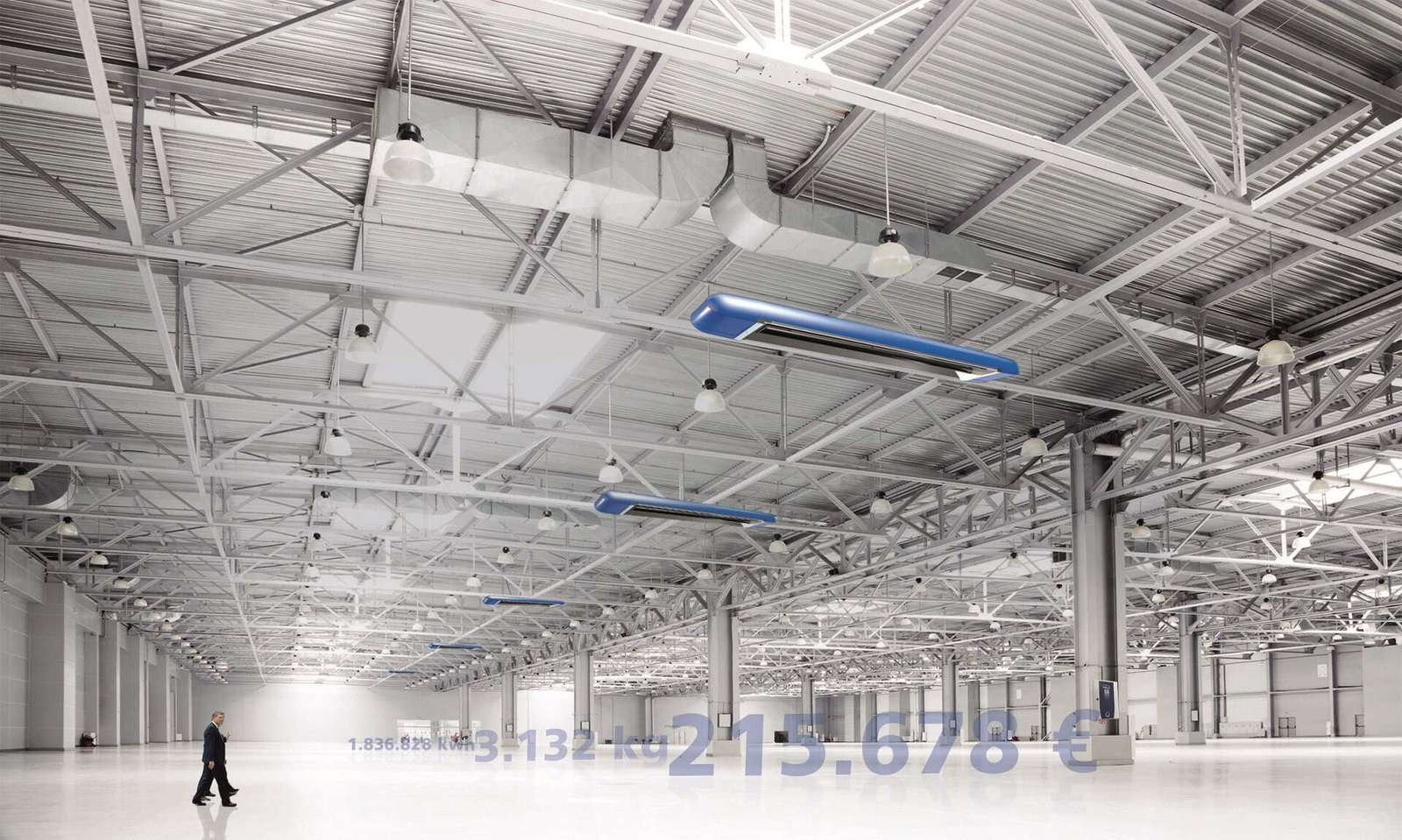 Пустой промышленный цех с идущим человеком.