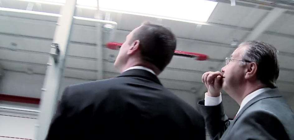 To forretningsmenn ser oppover.