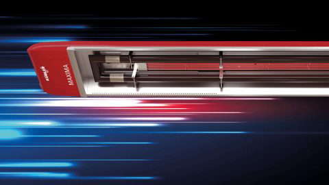 Teollinen painokone työskentelee yöllä.