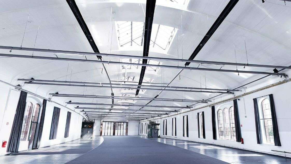 Heller, leerer Industrieloft mit Fenstern