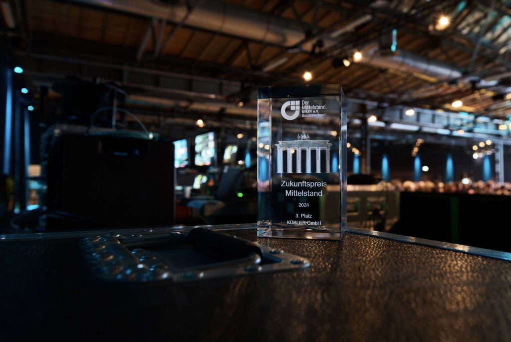 Трофей "Zukunftspreis Mittelstand 2024" на мероприятии.