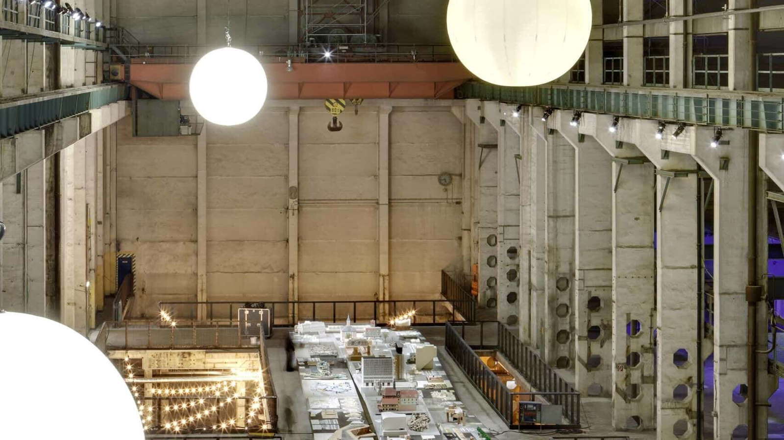 Innenansicht einer Industriehalle bei Nacht.