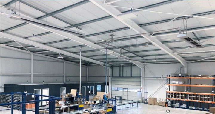 Innenansicht einer modernen Lagerhalle.