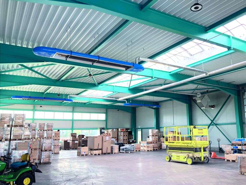 Lagerhalle mit Paletten und Hubarbeitsbühne