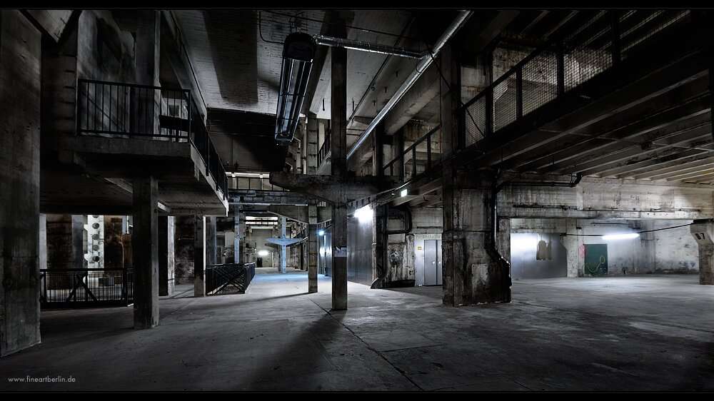 Leere Industriehalle mit Beleuchtung.