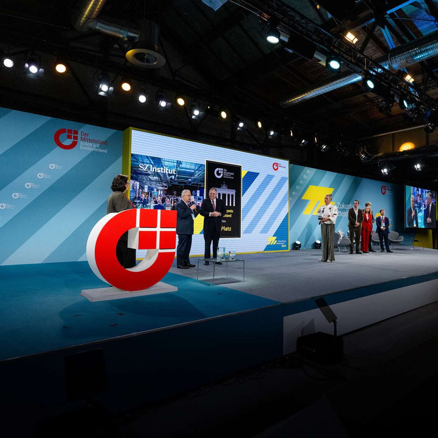 Díjátadó ünnepség a vállalati rendezvényen.