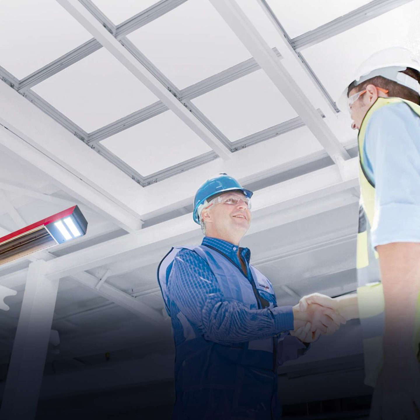 To bygningsarbejdere giver hinanden hånden.