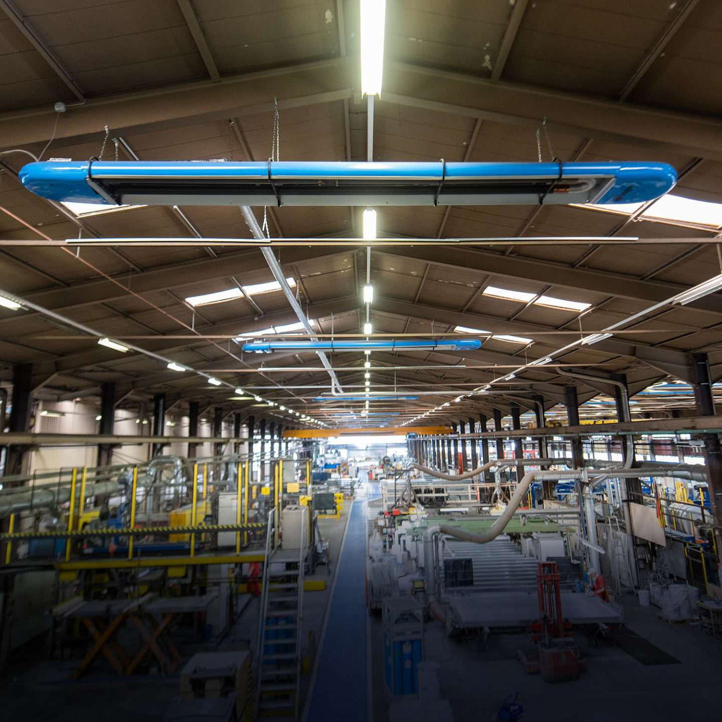 Modernin teollisuushallin sisäkuva.