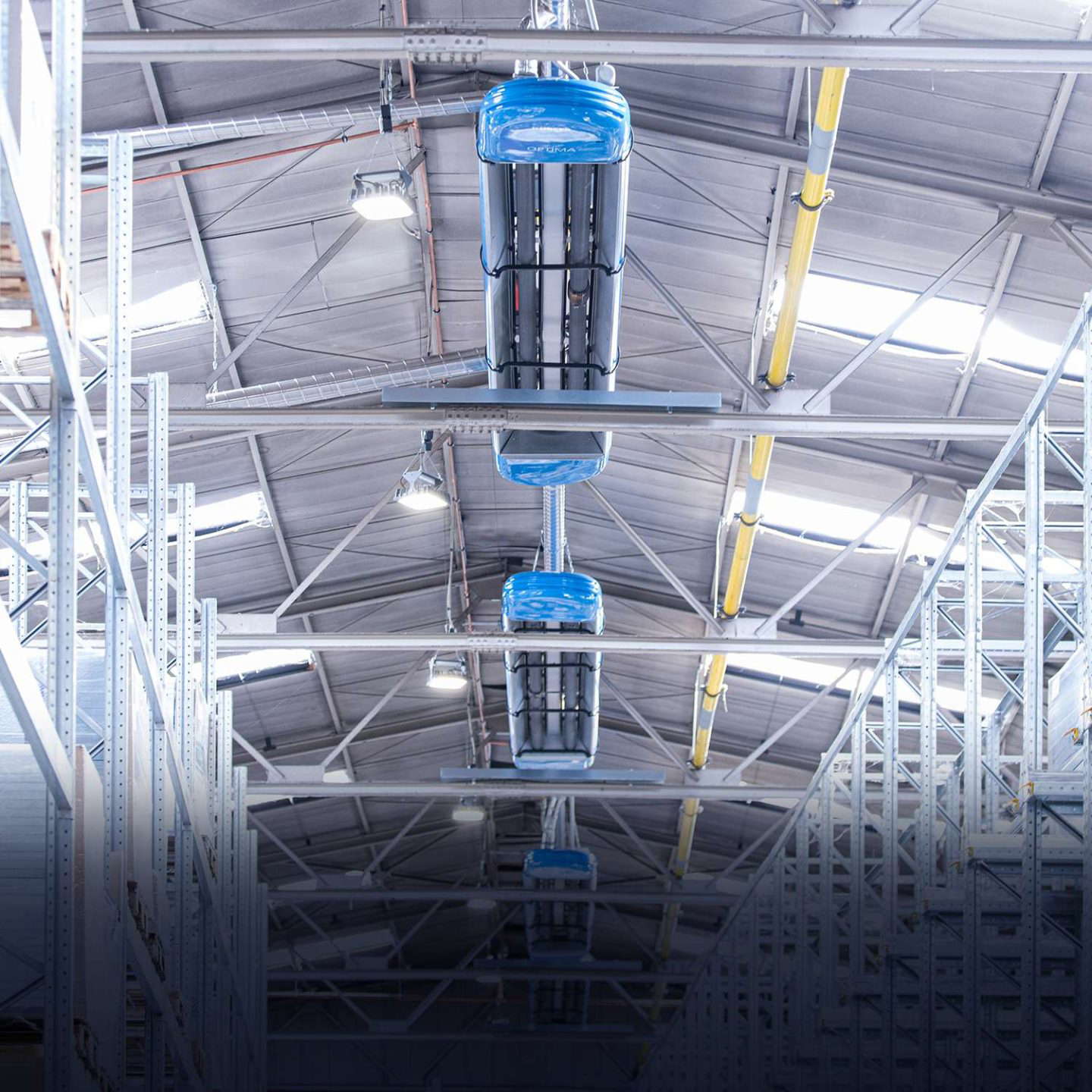 Sininen hissi teollisuushallin sisätiloissa.