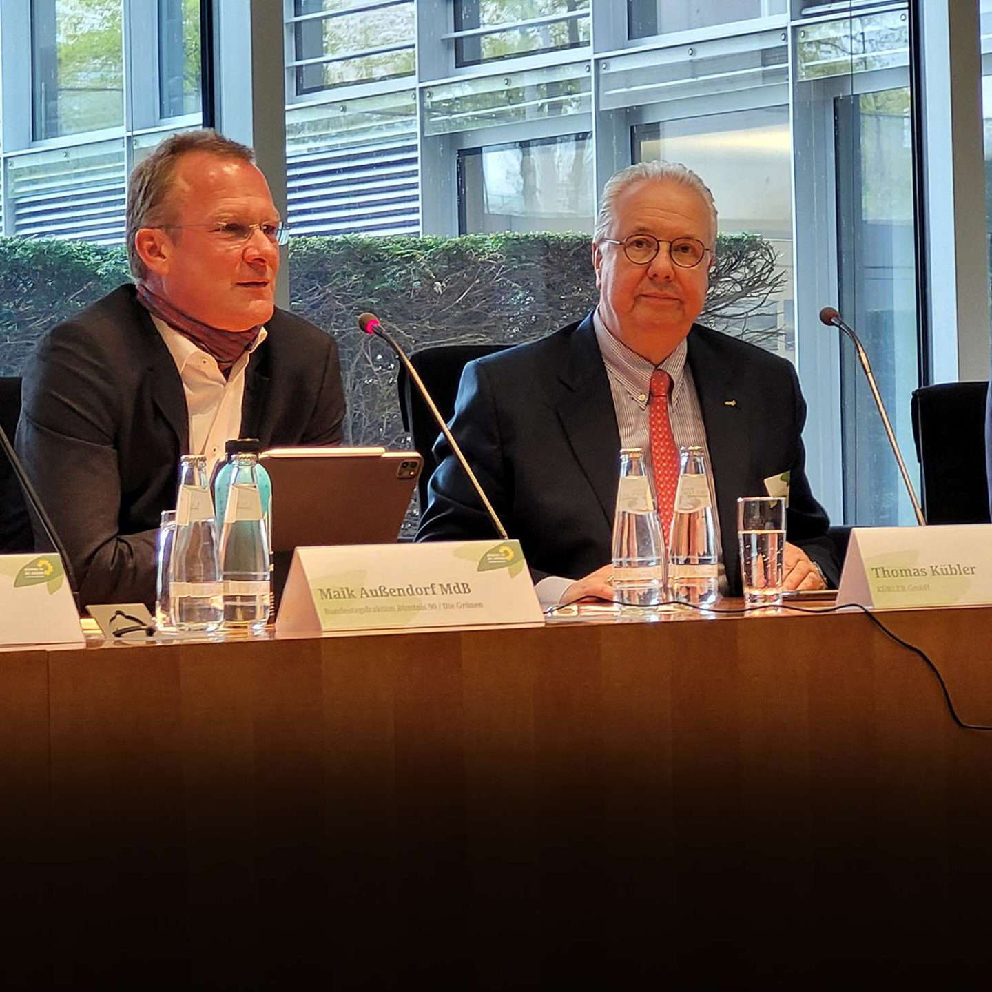 Zwei Männer bei einer Konferenz.