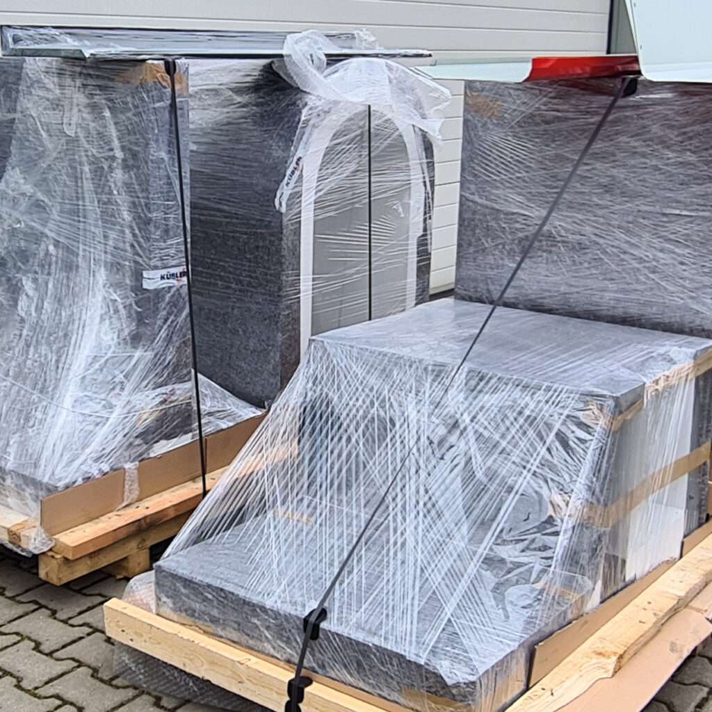 Упаковка товаров на паллетах.