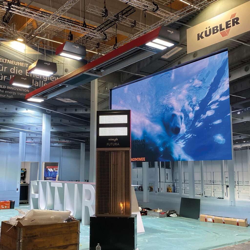 Строящийся выставочный стенд с большим экраном.