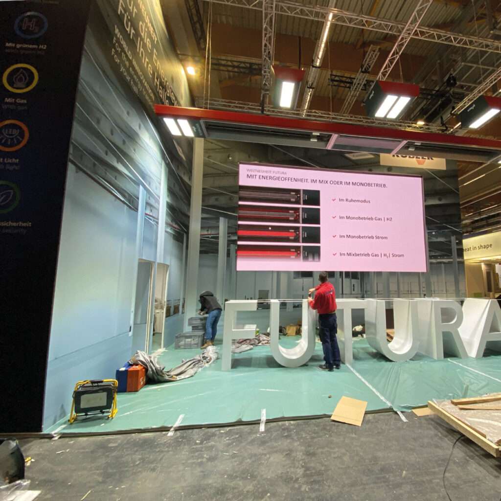 Строительство выставочного стенда с надписью FUTURA.