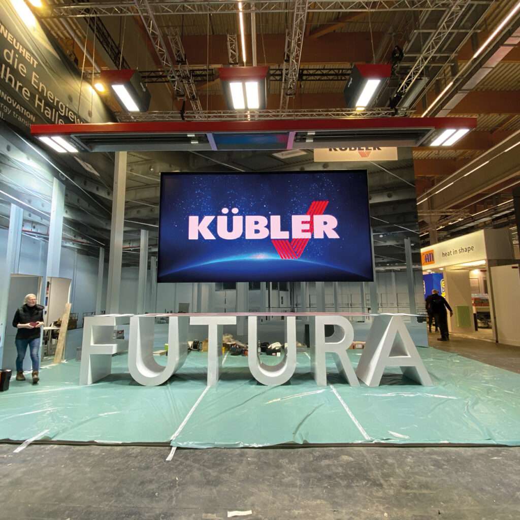 Конструкция выставочного стенда с надписью "FUTURA".