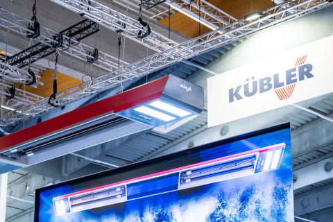 Логотип компании KÜBLER на выставочном стенде.