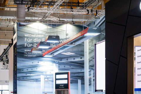 Выставочный стенд со светотехнической продукцией и рекламными баннерами.