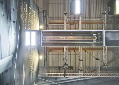 Промышленное освещение в зале.