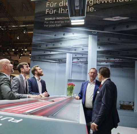 Мужчины рассматривают промышленное оборудование на выставках.