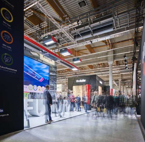 Люди в оживленном выставочном зале