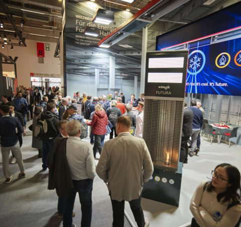 Посетители в выставочном зале.