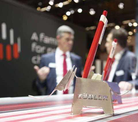 Держатель для ручек в виде животного, выставка на заднем плане.