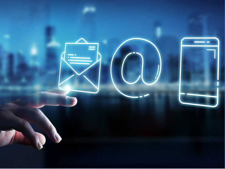 Digitális kommunikációs szimbólumok és kézmozdulatok.