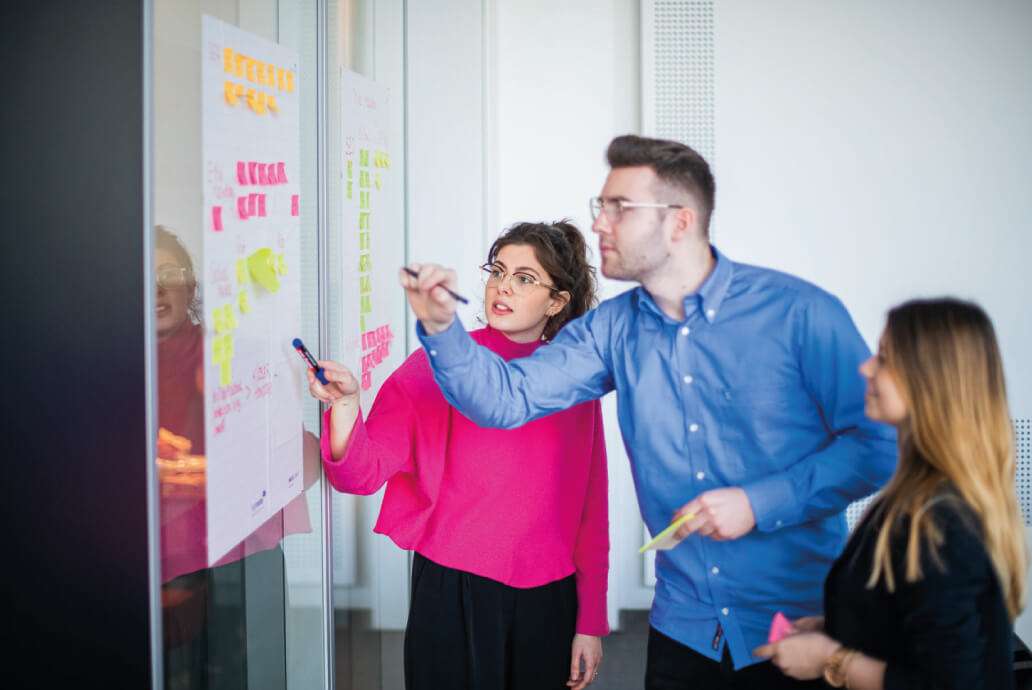 Teamwork during presentation with post-its.