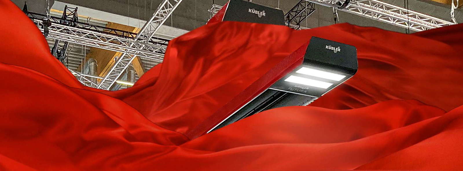 Красные тканевые панели и освещение на выставочном стенде.