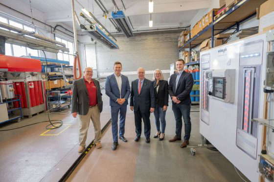 Korkean tason vuoropuhelu hallien lämmitykseen erikoistuneessa ja teknologiajohtaja KÜBLERissä (vasemmalta oikealle): Prof. Dr. Matthias Rädle (CeMOS), Mario Brandenburg MdB (parlamentaarinen valtiosihteeri BMBF), Thomas Kübler (toimitusjohtaja), Christine Kübler (yritysviestintä) ja Dr. Steffen Manser (laitteisto- ja ohjelmistokehitys). (Lähde: KÜBLER GmbH Energiesparende Hallenheizungen).