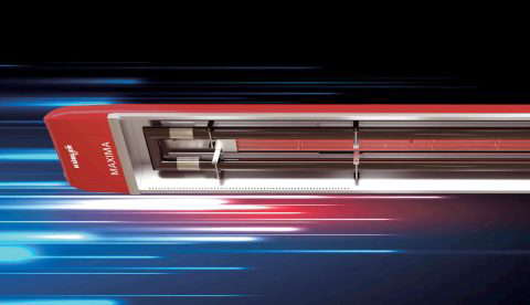 Punainen, moderni suurnopeusjuna liikkeellä.