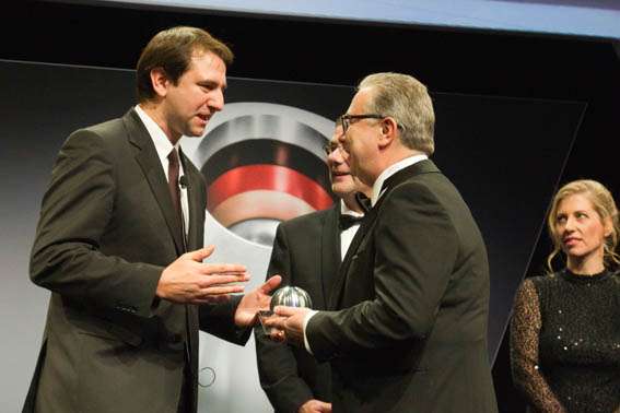 Miehet keskustelevat palkintoseremoniassa.