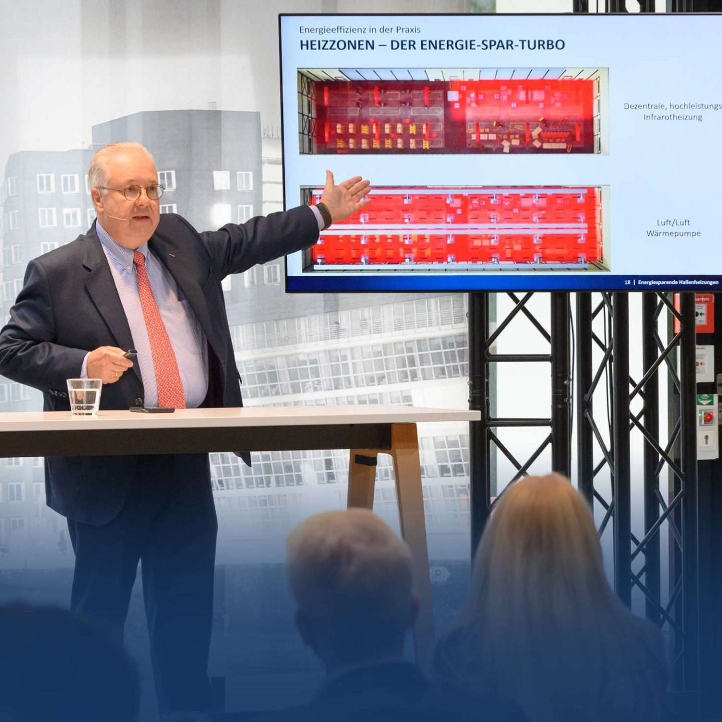 A Mann energiahatékony fűtési rendszereket mutat be a képernyőn